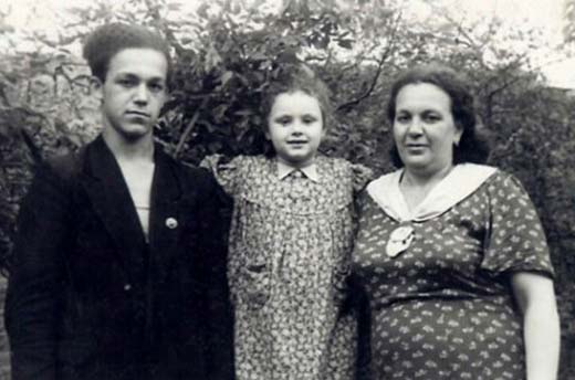 Иосиф Кобзон в детстве с мамой и сестрой
