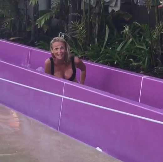 Виктория Лопырева в розовом купальнике порезвилась с сыном в бассейне