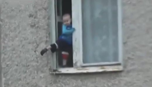 мальчик в окне