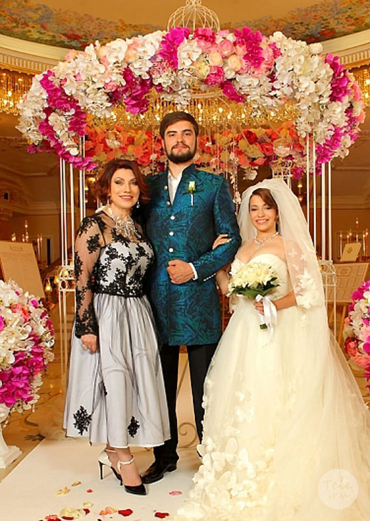 Роза Сябитова на свадьбе дочери