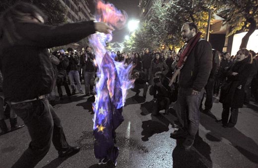 греки жгут флаги ЕС