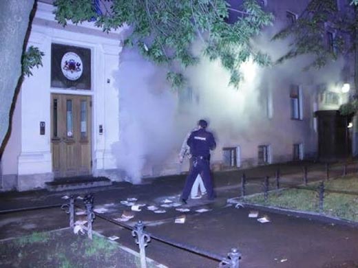 нацболы атаковали консульство Латвии в Питере 1