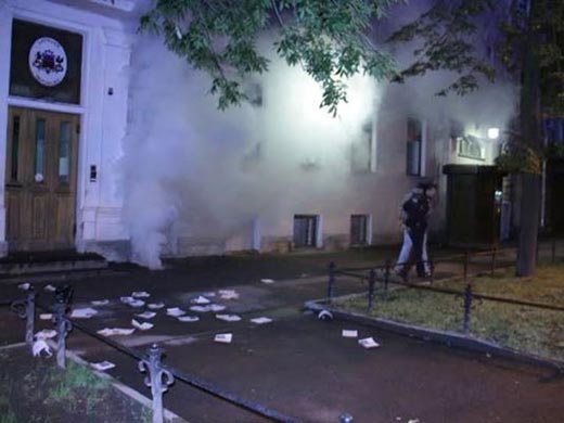 нацболы атаковали консульство Латвии в Питере 3