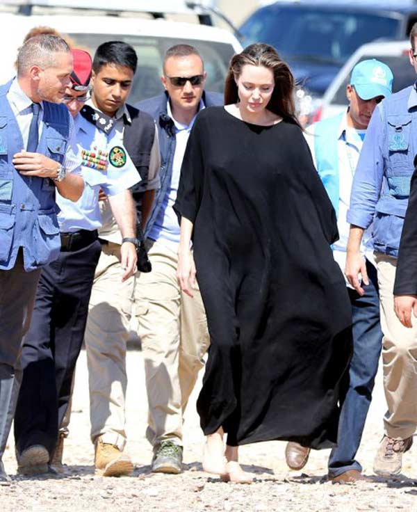 Анджелина Джоли без бюстгальтера в лагере беженцев 2