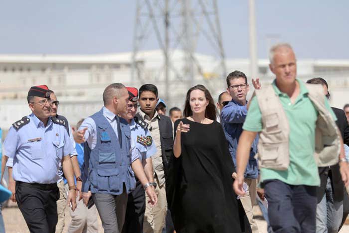 Анджелина Джоли без бюстгальтера в лагере беженцев 3