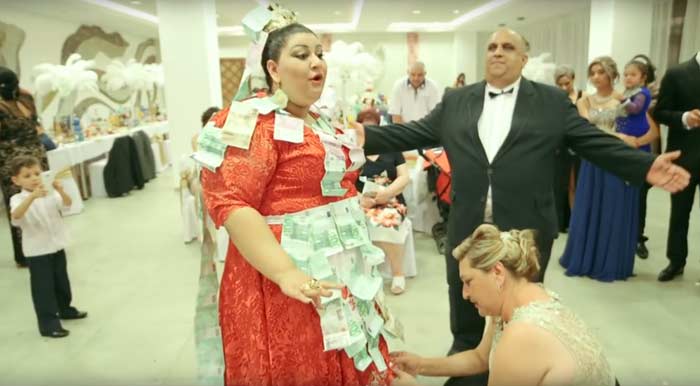 Цыганская невеста в платье из 500 евровых купюр