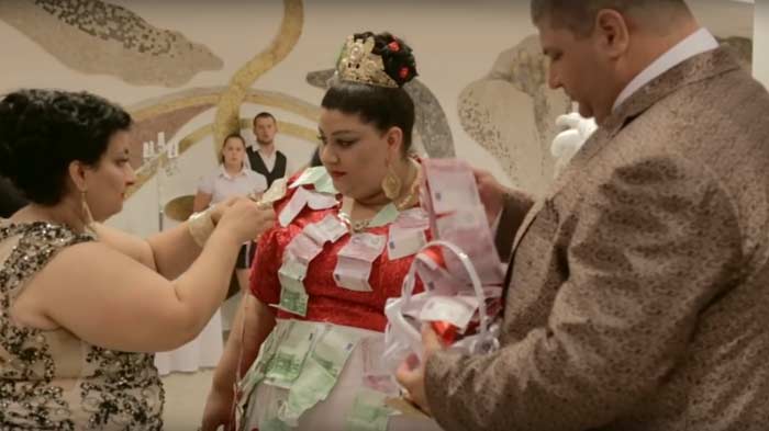 Цыганская невеста в платье из 500 евровых купюр 2