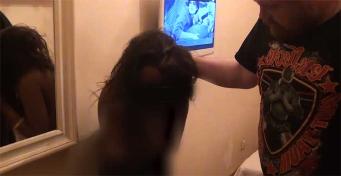 Дацик держит за волосы черную проститутку