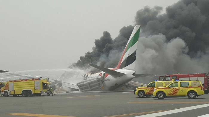 Дубай горит самолет