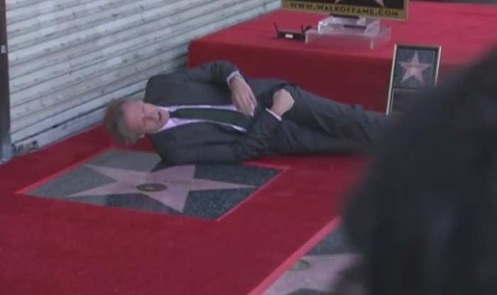 Хью Лори лежит на звезде Аллея славы Голливуда