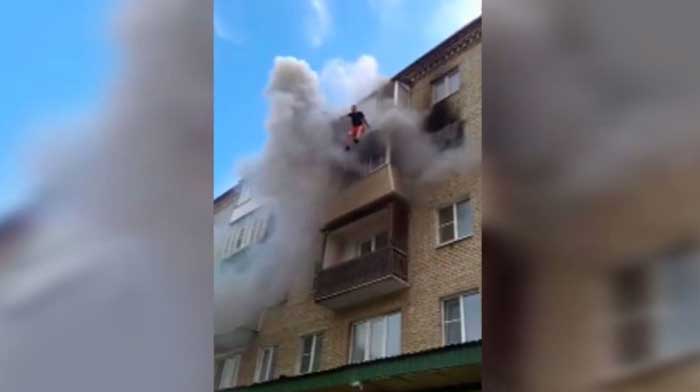 пожар мужчина прыгает из окна