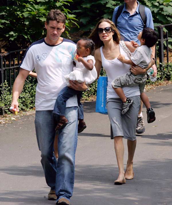 Марк Биллингем с детьми Джоли и Питта 2