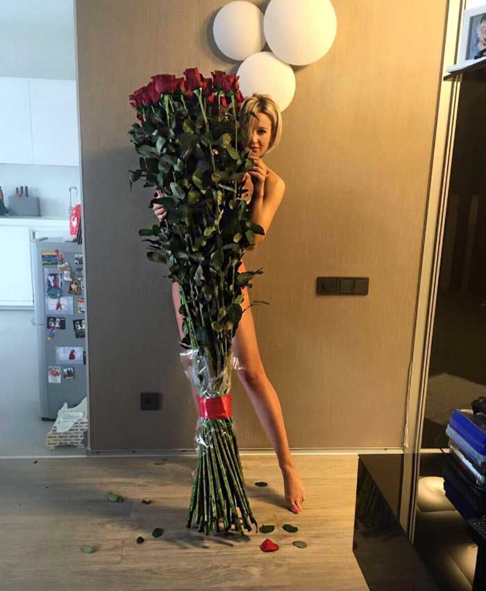 Голая Ольга Бузова с розами