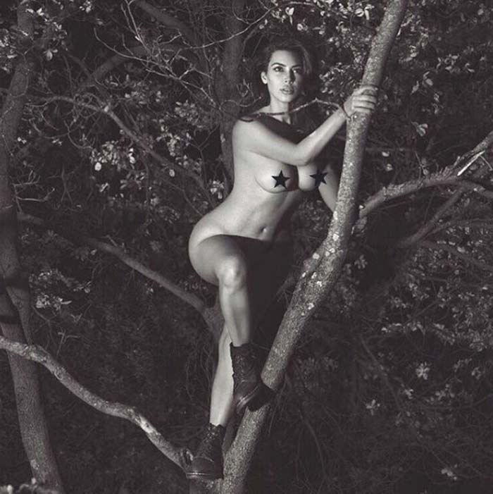 Ким Кардашьян голая на дереве