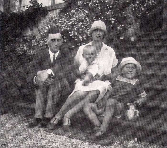 князь Димитрий Романович в детстве с родителями и братом
