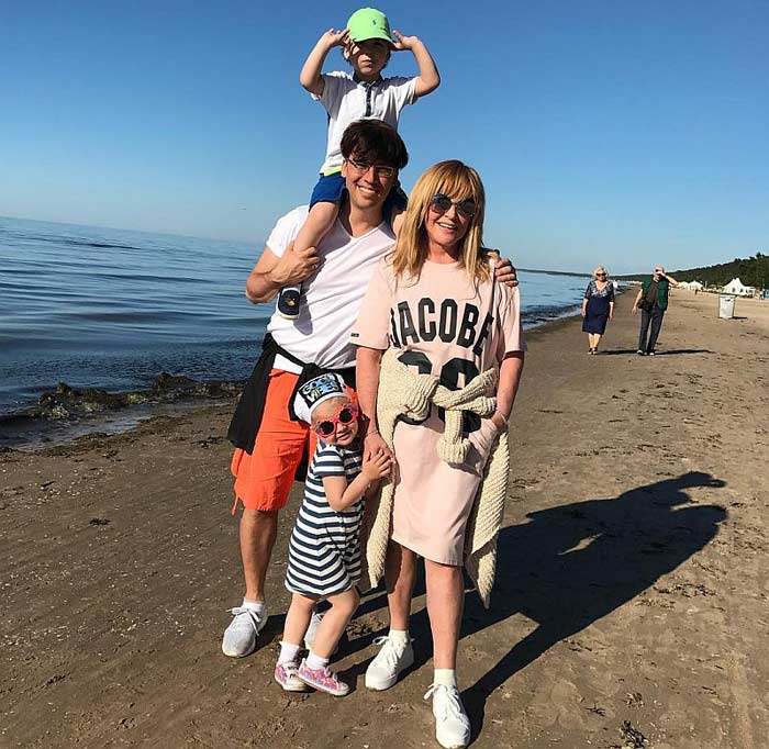 Максим Галкин и Алла Пугачева с детьми в Юрмале