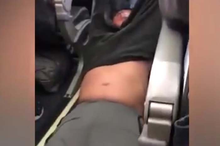 пассажира выволокли из самолета