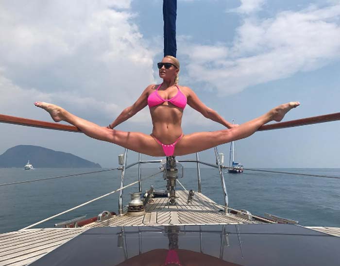 Анастасия Волочкова шпагат на яхте