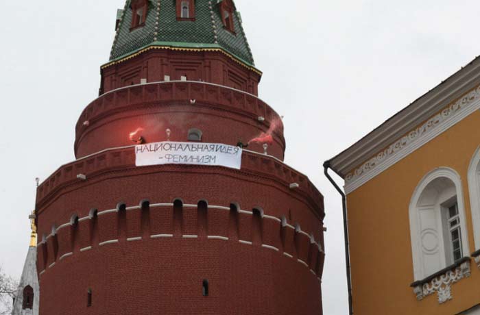 феминистки плакат на башне Кремля