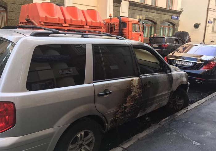 сгоревшие автомобили возле офиса адвоката адвоката Алексея Учителя