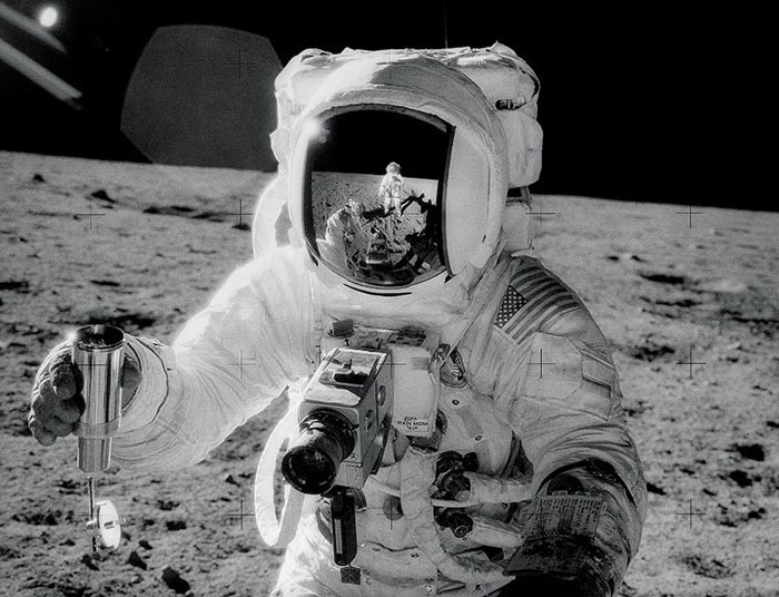 астронавт Алан Бин на Луне