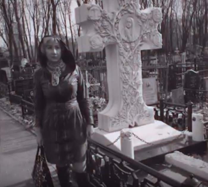 Лариса Копенкина на могиле дочери