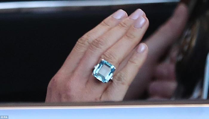 Меган Маркл с кольцом принцессы Дианы 2