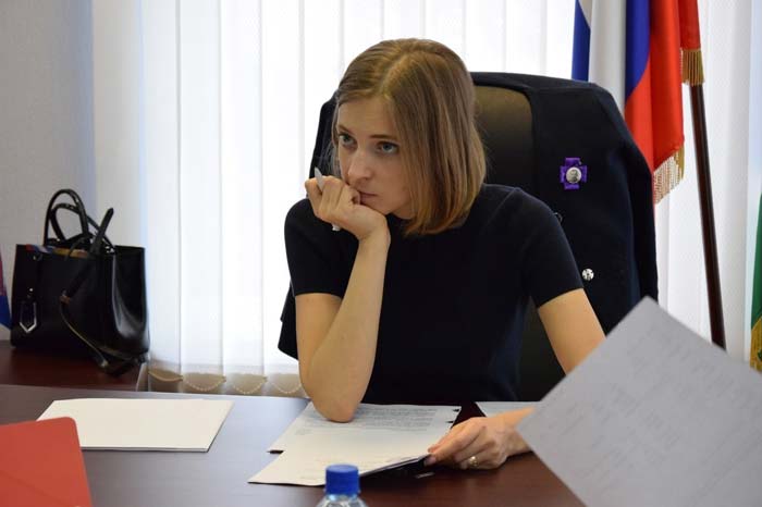 Наталья Поклонская работает с документами