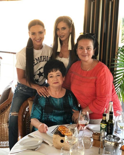 Ольга Бузова с мамой бабушкой и сестрой
