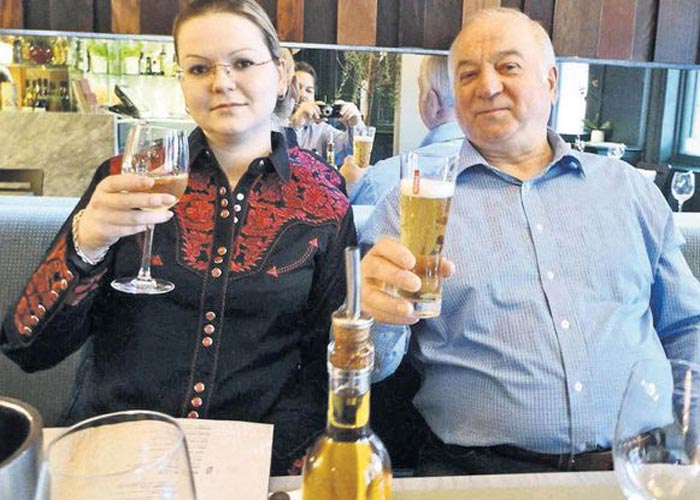 Сергей и Юлия Скрипаль с пивом