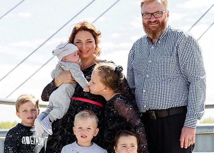 Виталий Милонов с женой и детьми
