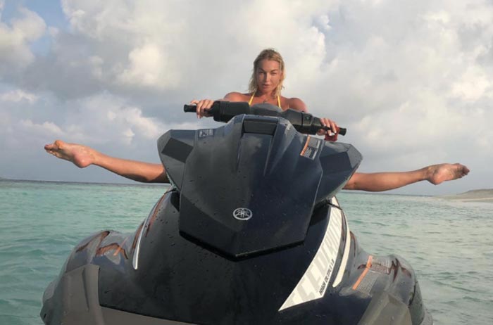 Анастасия Волочкова шпагат на водном мотоцикле