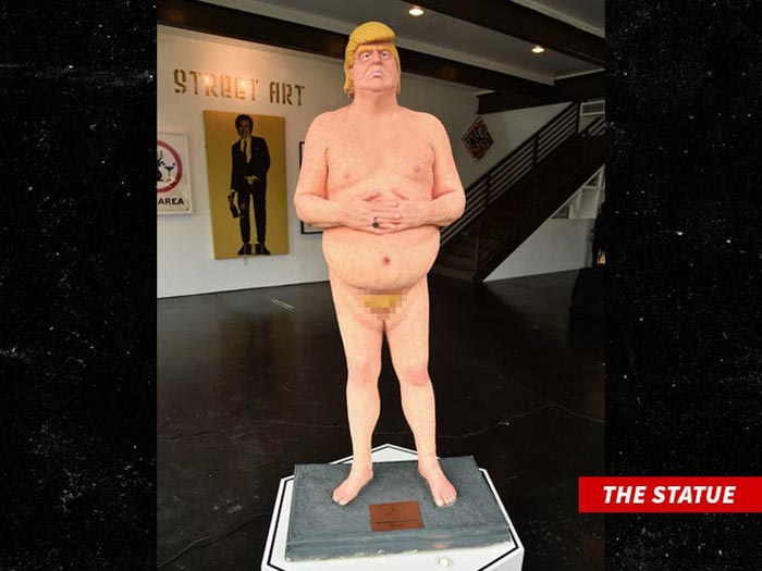 статуя голый Дональд Трамп 2
