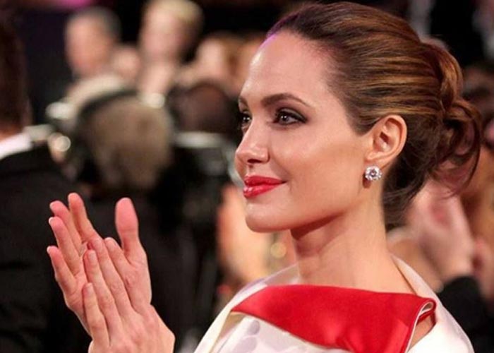 Анджелина Джоли аплодирует