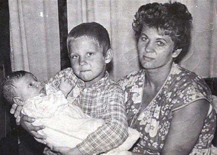Федор Емельяненко в детстве с мамой и братом