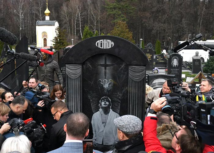 памятник на могиле Николая Караченцова
