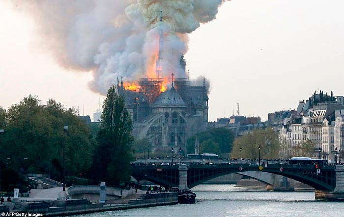 Пожар в Соборе Парижской Богоматери 7