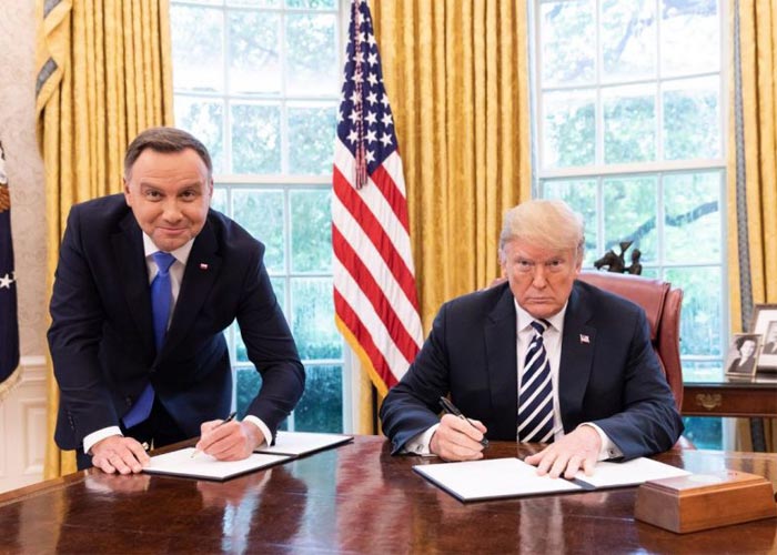 Трамп и Дуда подписывают договор