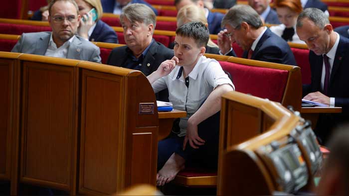 Савченко босая в парламенте