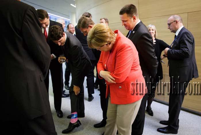 Джастин Трюдо показывает носки Ангеле Меркель