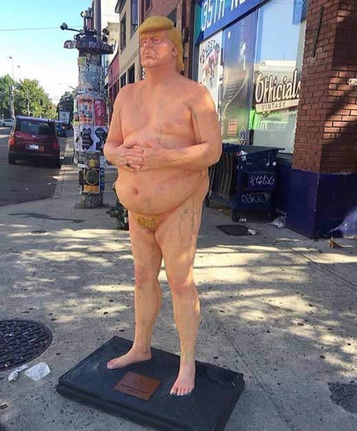 статуя голого Трампа 4