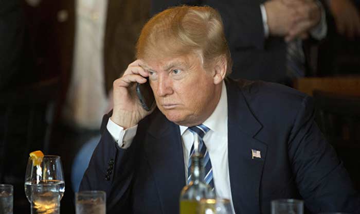 Трамп с телефоном