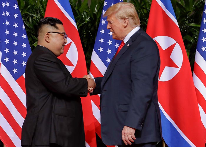 Дональд Трамп и Ким Чен Ын рукопожатие