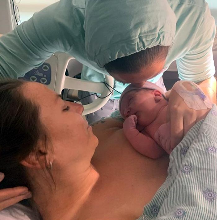 Аманда Нуньес и новорожденная дочь
