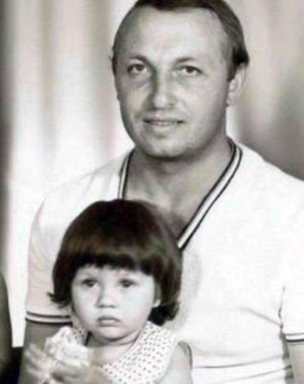 Виктория Боня в детстве с отцом