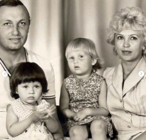 Виктория Боня в детстве с родителями
