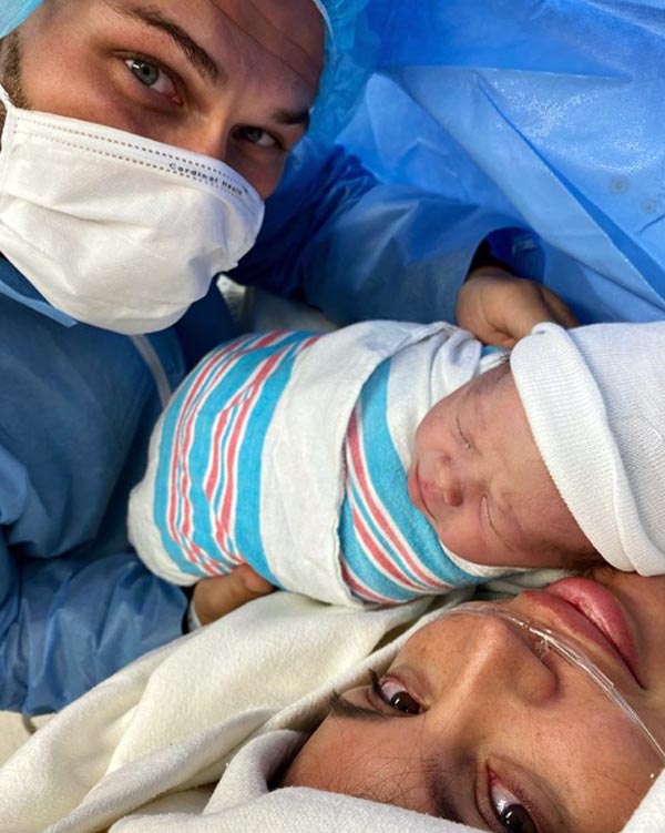 рэпер Джиган и Оксана Самойлова с новорожденным сыном Денисом
