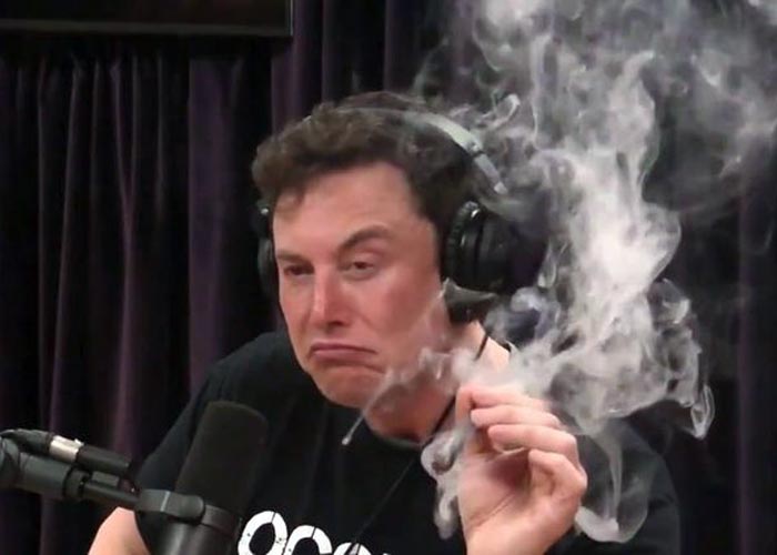 Илон Маск курит косяк