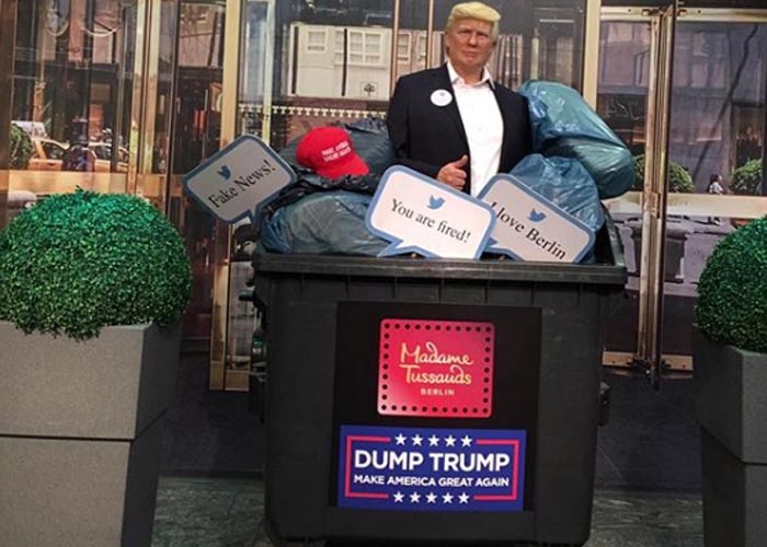 фигура Дональда Трампа в мусорнике
