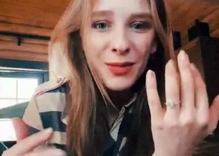 Лиза Арзамасова с кольцом